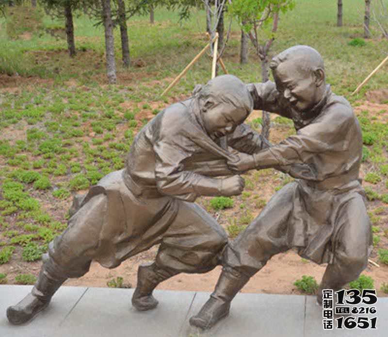 公園玻璃鋼摔跤的小男孩仿銅雕 公園玻璃鋼摔跤的小男孩仿銅雕