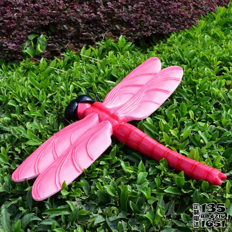 學校玩樂場粉紅色玻璃鋼彩繪蜻蜓雕塑 學校玩樂場粉紅色玻璃鋼彩繪蜻蜓雕塑