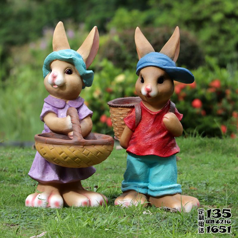 園林草坪拿著籃子的玻璃鋼彩繪卡通兔子雕塑 園林草坪拿著籃子的玻璃鋼彩繪卡通兔子雕塑
