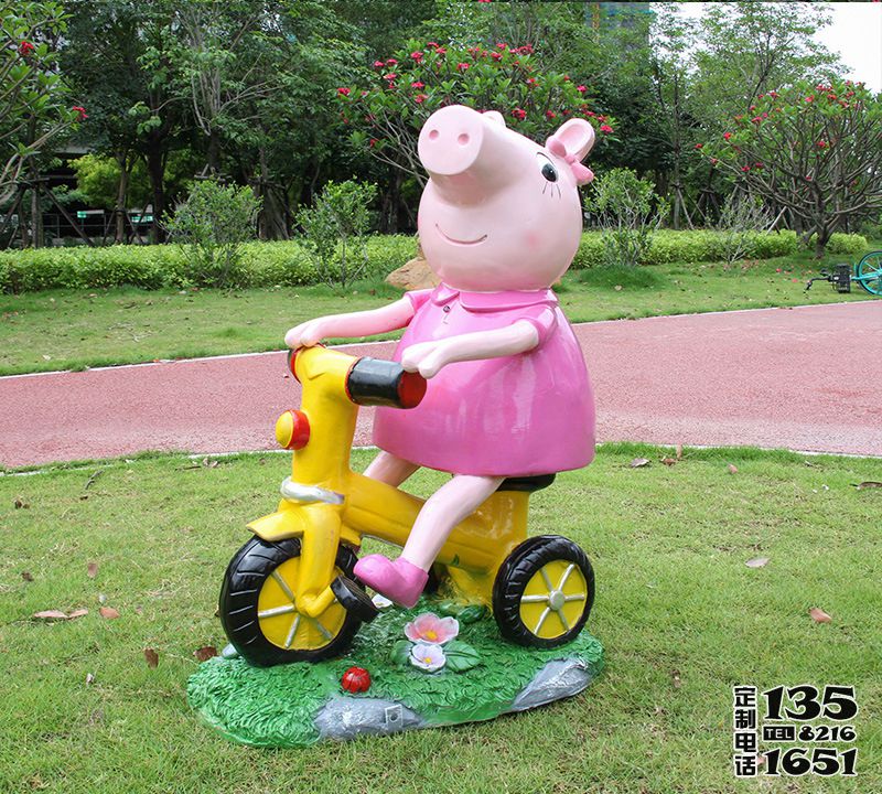 公園草坪玻璃鋼彩繪小豬佩奇雕塑 公園草坪玻璃鋼彩繪小豬佩奇雕塑