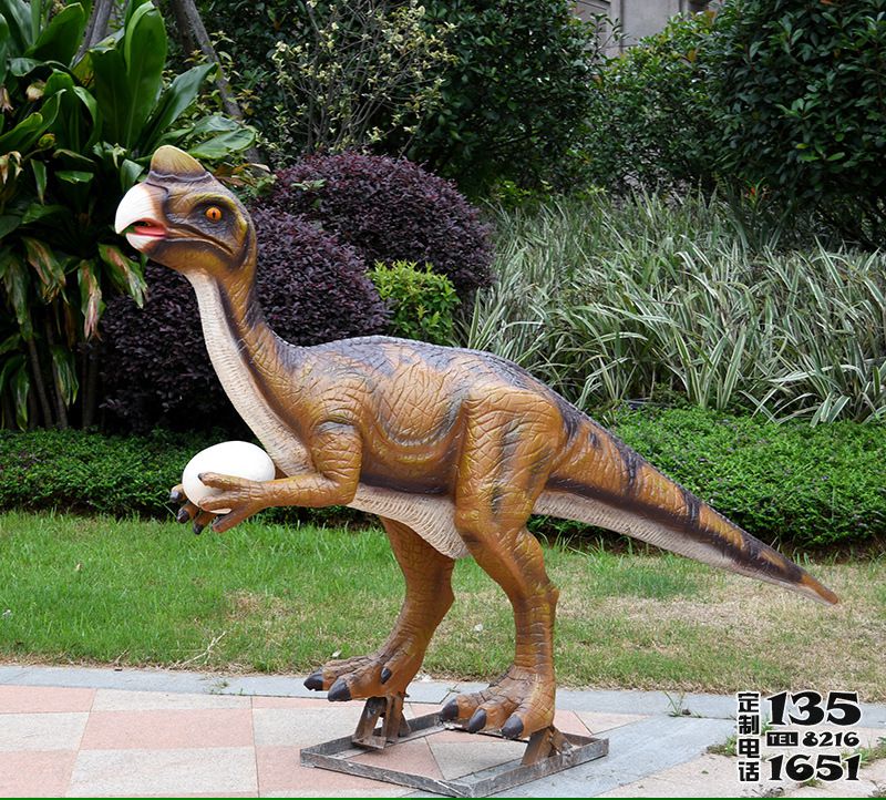 戶外玻璃鋼仿真動物拿蛋的恐龍雕塑 戶外玻璃鋼仿真動物拿蛋的恐龍雕塑