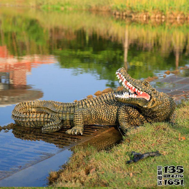 公園池塘里擺放的玻璃鋼仿真動(dòng)物鱷魚(yú)雕塑 公園池塘里擺放的玻璃鋼仿真動(dòng)物鱷魚(yú)雕塑