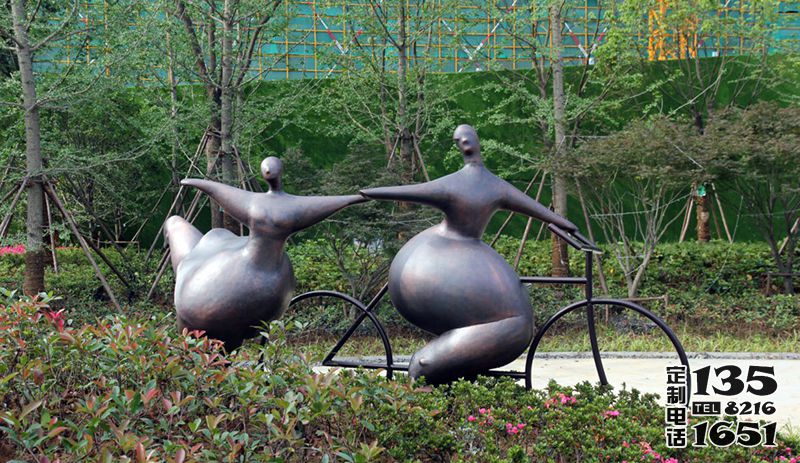 城市花園玻璃鋼仿銅抽象人物騎自行車(chē)雕塑