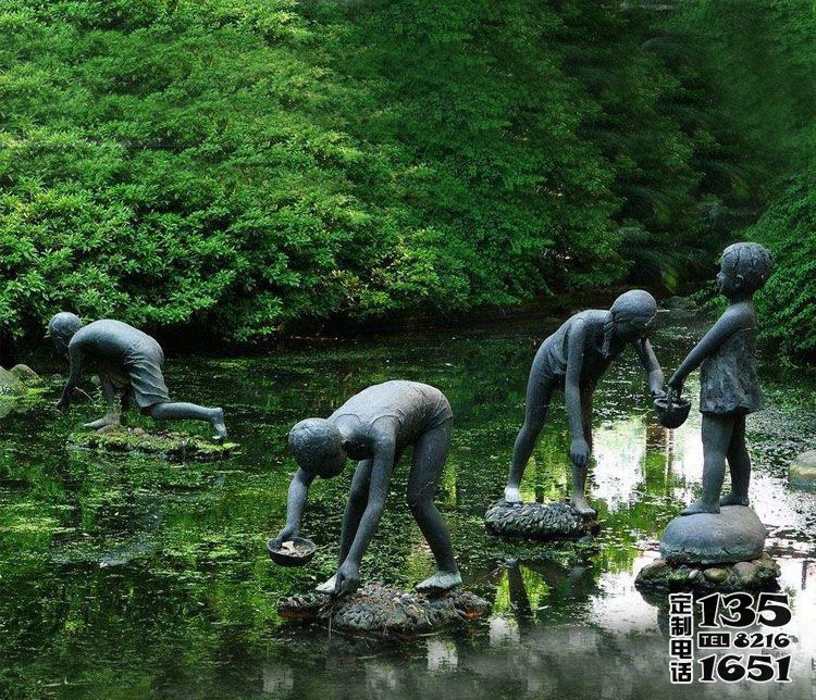 戶外池塘玻璃鋼仿銅水中嬉戲的兒童雕塑 戶外池塘玻璃鋼仿銅水中嬉戲的兒童雕塑